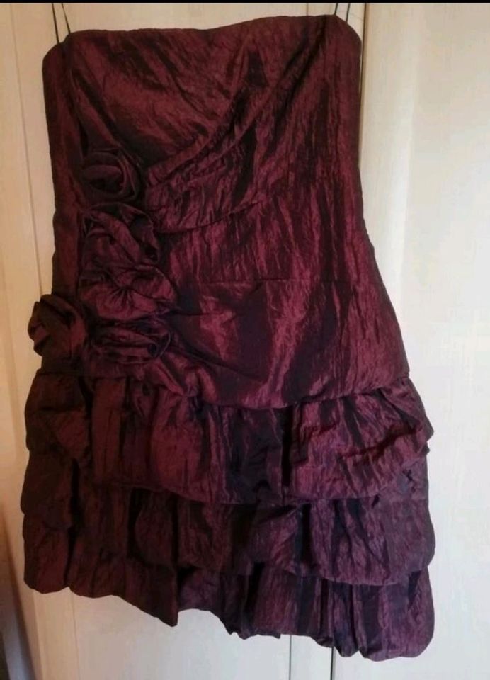 Kleid Bordeauxrot in Würselen