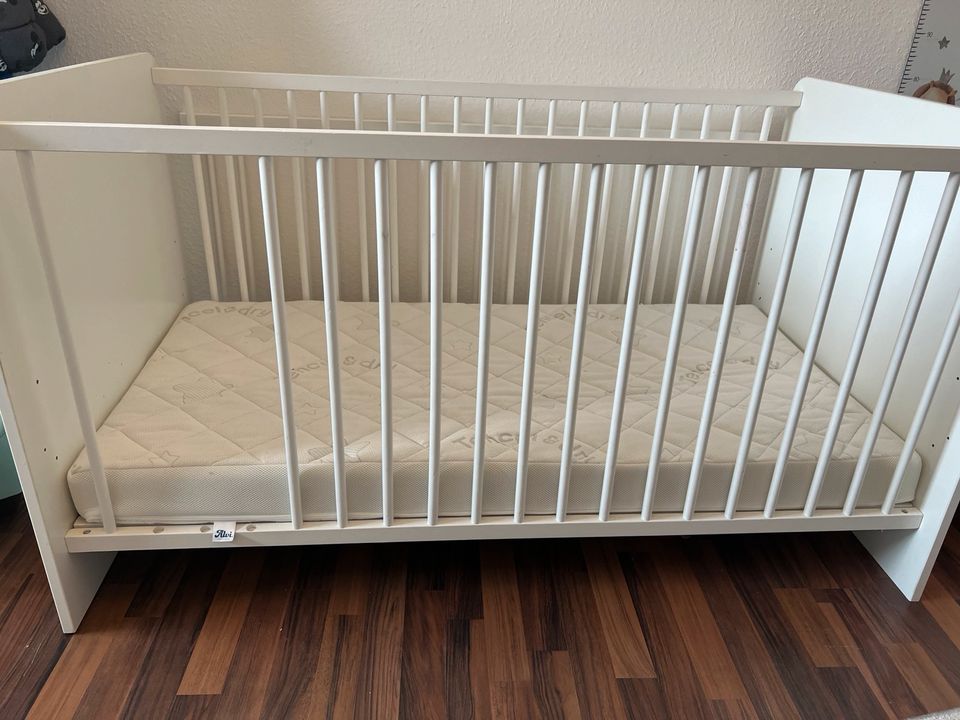 Babybett mit Matratze zwei Seiten in Nideggen / Düren