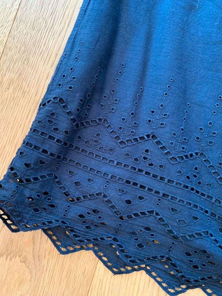 Kleid mit Lochstickerei von KidsOnly blau Größe 140 in Klein Nordende