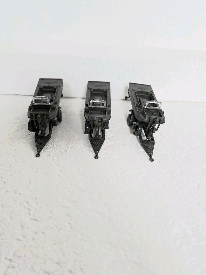 RMM Roskopf Militär 3 × Pionier Motorboote auf Anhänger 1:100 in Roth