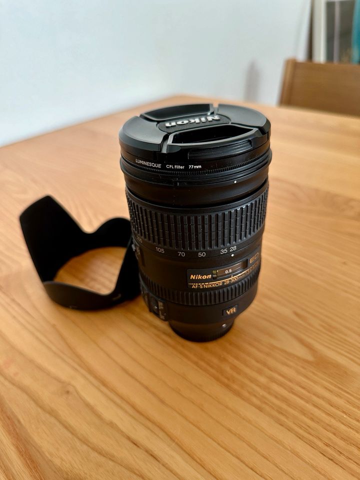 Nikkor AF-S 28-300mm lens and lens case in Berlin