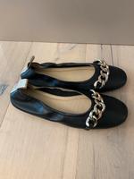 Ballerina, flacher Schuh schwarz mit goldenen Kettendetails Leipzig - Leipzig, Zentrum Vorschau