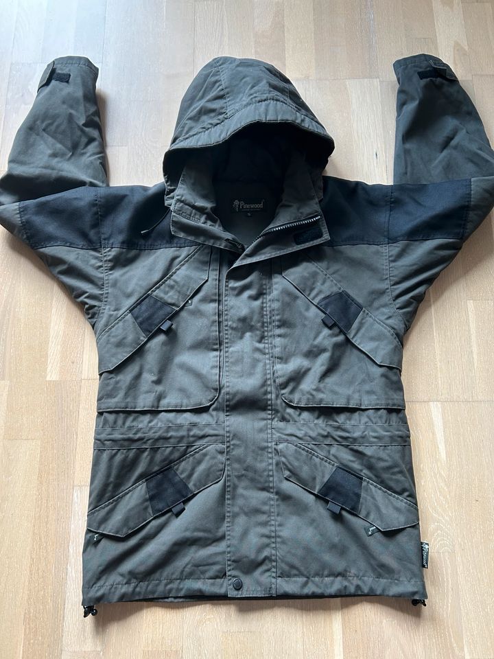 Outdoor Bekleidung Pinewood Jacke und Hosen in Donaustauf