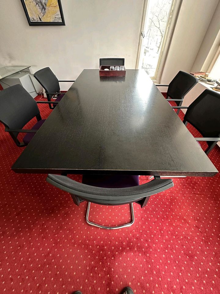 Großer Beratungstisch + 6 Stühle Büromöbel in Berlin