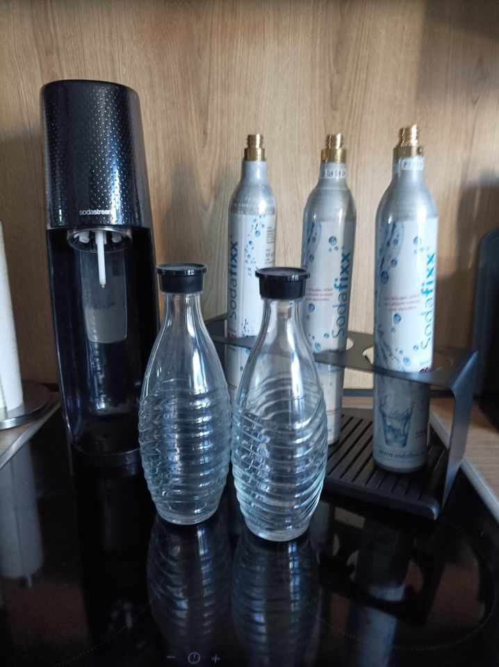 Soda Stream mit 3 Zylindern, 2 Glasflaschen und Abtropfgestell in Essen