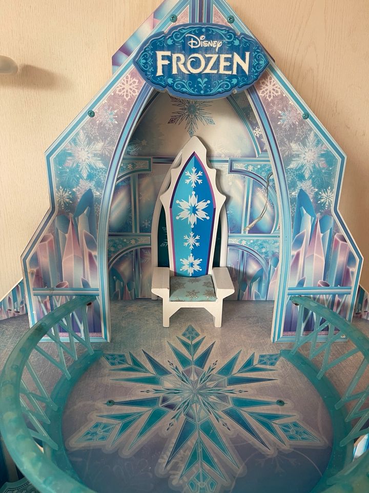 Elsa Frozen Schloss aus Holz inkl Möbel Zubehör Beleucht KidKraft in Zwickau