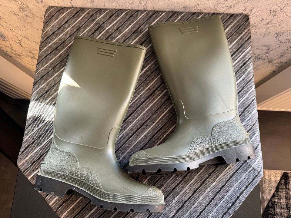 Dunlop Gummistiefel Gr. 43 grün kaum getragen in Rees