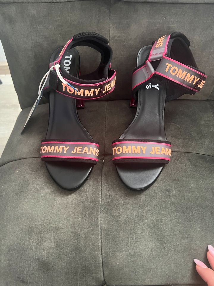 Damen Sandale von Tommy Hilfiger in Frankfurt am Main