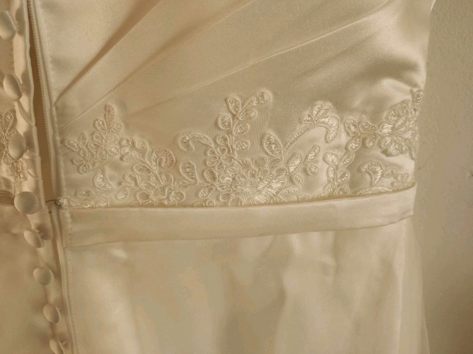 Hochzeitskleid Brautkleid cremefarbenes Kleid in Kalkar