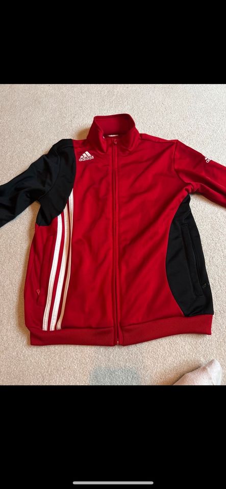 rote Strickjacke in Gr.140 von Adidas in Weitendorf Laage