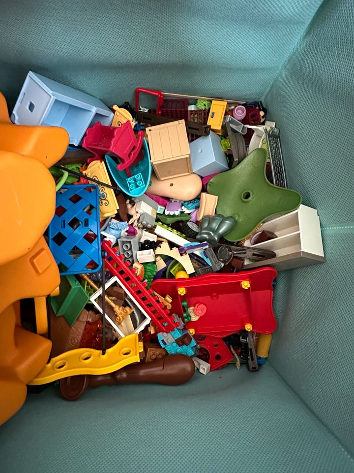 Lego und Playmobile Kiste in Bergneustadt
