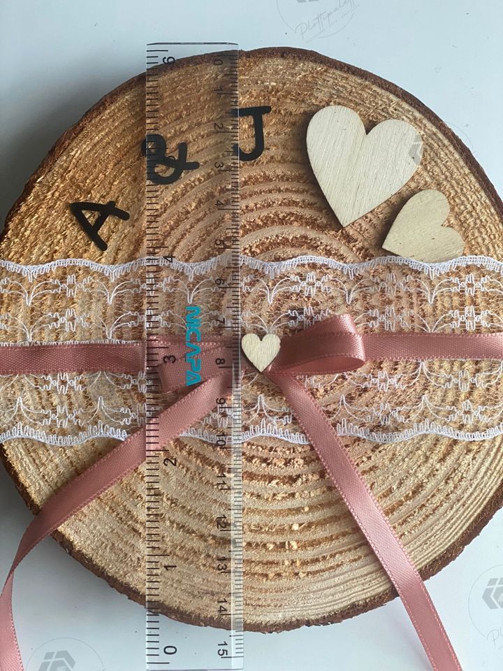 Personalisiertes Ringkissen aus Holz Baumscheibe Hochzeit Feier in Bawinkel