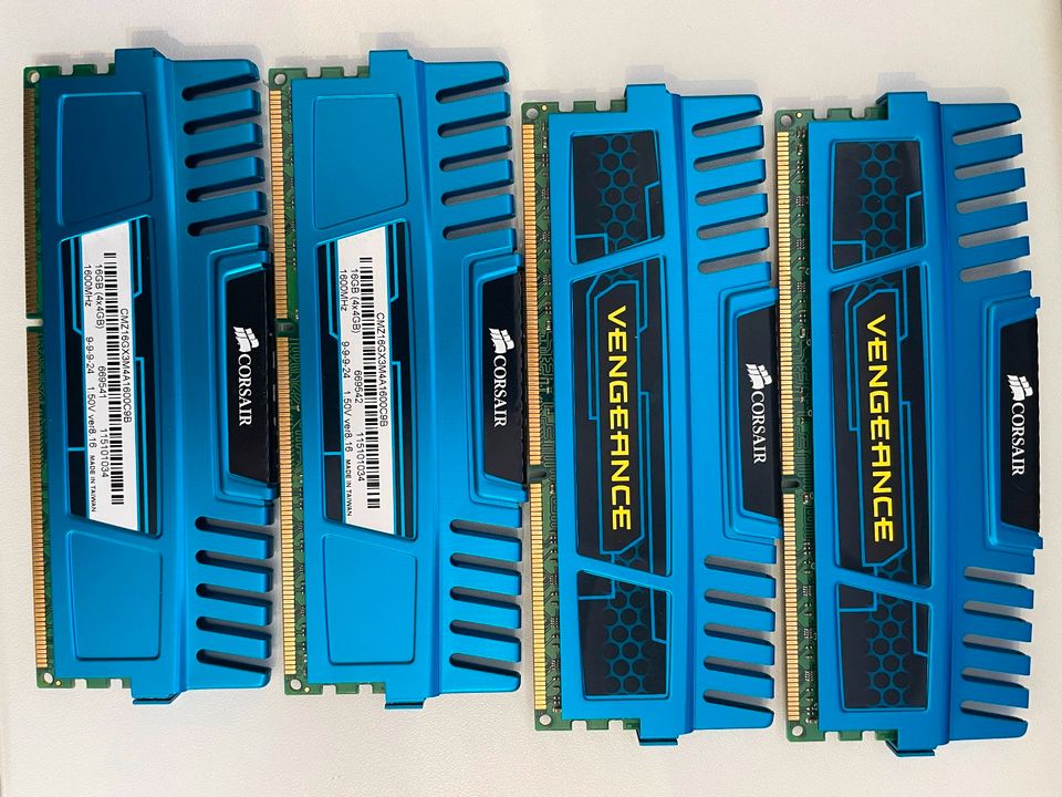 Corsair Vengeance 16GB 4x4GB CMZ16GX3M4A1600C9B PC DDR3 RAM in Schlüchtern