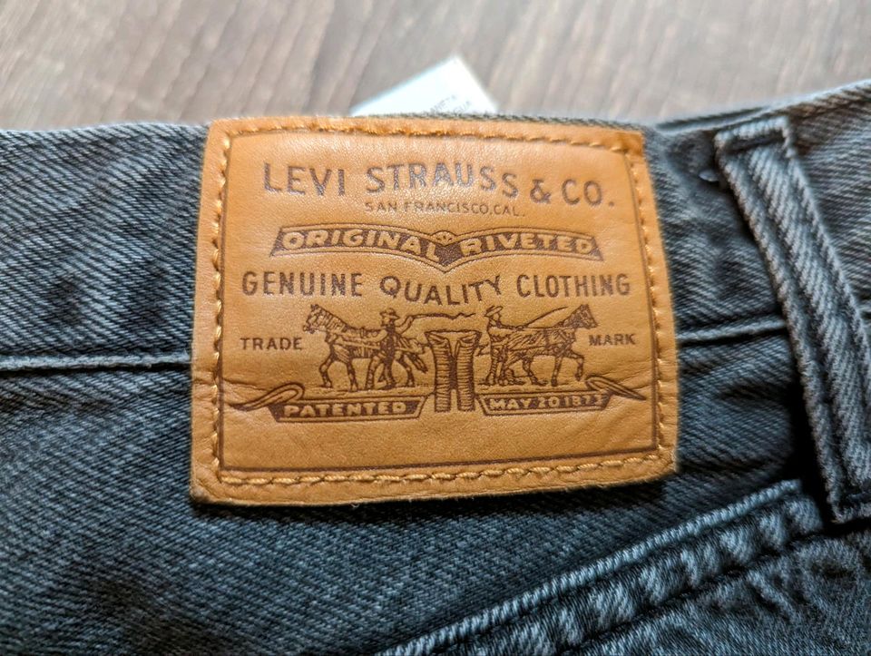 Levi's Jeans W28 L27 grau in Duisburg