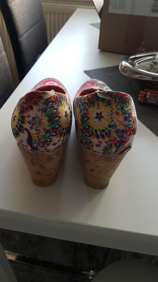 Schuhe Boho desigual? Gr40 Keil Absatzhinten 9cm vorn 1,5cm Magic in Cottbus