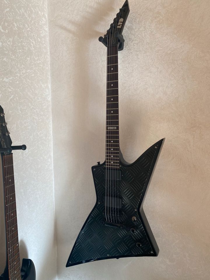 ESP LTD EX-400BD Explorer EMG 81/85 mit Koffer in Frankfurt am Main