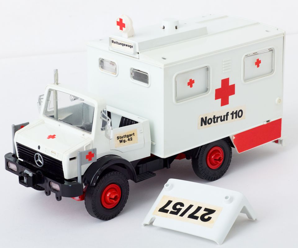 PlayBig Mercedes Unimog Ambulanz Krankenwagen + Figuren in Düsseldorf