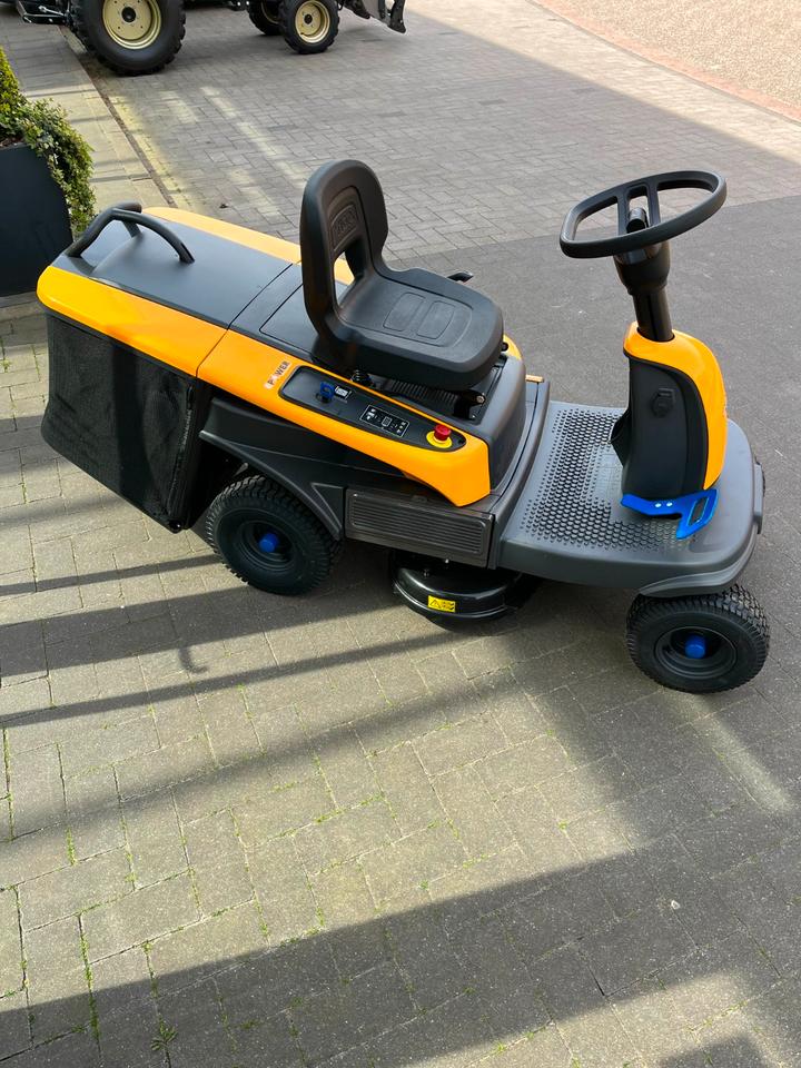 Akku Aufsitzmäher - Rasentraktor Stiga Swift 372 E mit 4 Akkus in Wardenburg