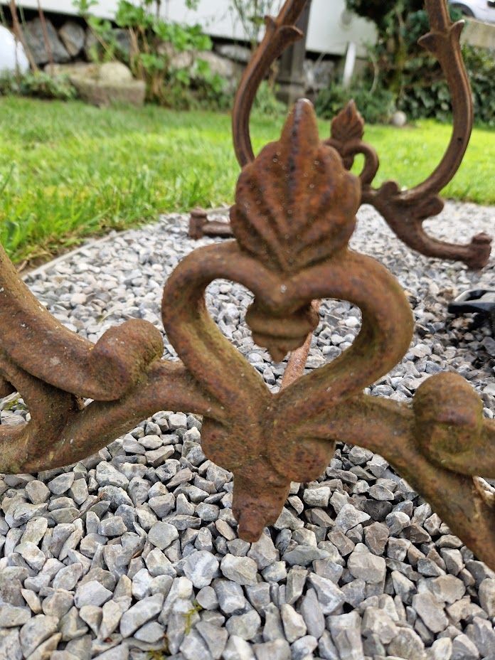 Antiker alter Tisch aus Gußeisen mit Granitplatte Vintage in Neubeuern