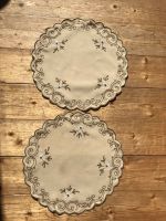 2 Zierdeckchen Deko, rund beige Blumen bestickt Vintage 70er Bayern - Schwabach Vorschau