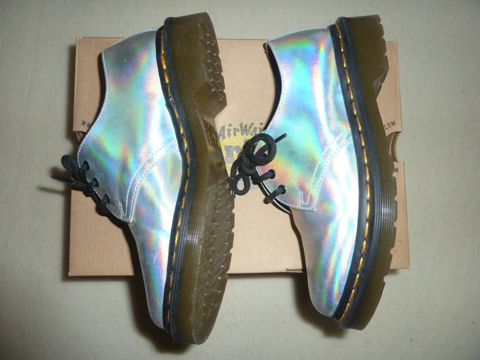 Damen Halbschuhe "NEU" Dr. Martens Silber Metallic Größe 36 in Stuttgart