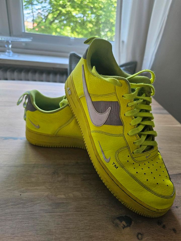 Nike Air Force 1 Low Utility Volt in München