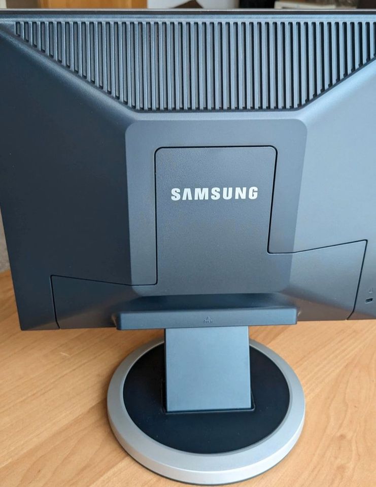 Samsung - SyncMaster 740N - 17" 1280 x 1024 LCD Monitor in Bückeburg