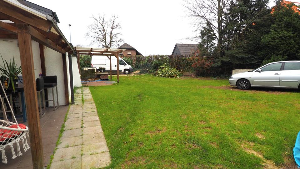 Schön umgebaute Kate mit Galerie und Kamin im Wohnzimmer, Garage und großem Garten in Kranenburg