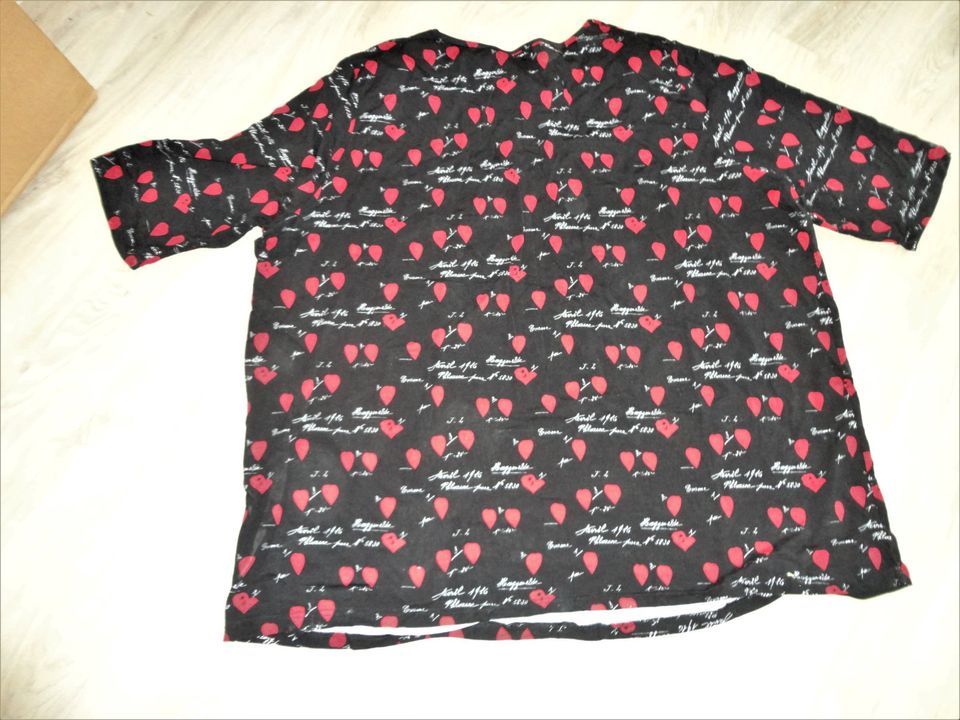 Shirt,schwarz m.rote Herzen gemustert,Übergröße, Gr. 60 /XXXXL in Bischofswerda