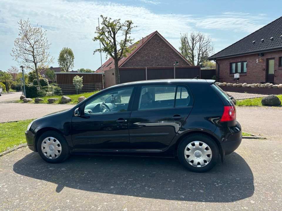 VW Golf 5 FSI 1.6 schwarz in Wilster