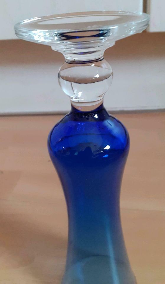 Blaue Vase mit durchsichtigem Fuß in Nußloch