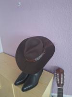 Cowboystiefel und Westernhut mit Westernkrawatte Berlin - Reinickendorf Vorschau