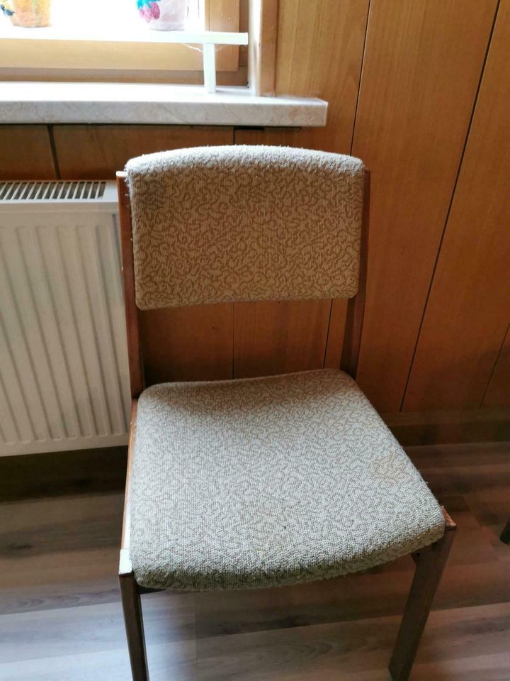 Verkauf von Tischen u. Stühlen in Helbedündorf