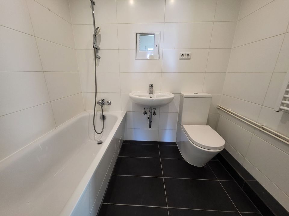 ** ruhig gelegene 3 Raum Wohnung ** Badewanne ** 3.OG ** in Schwerin