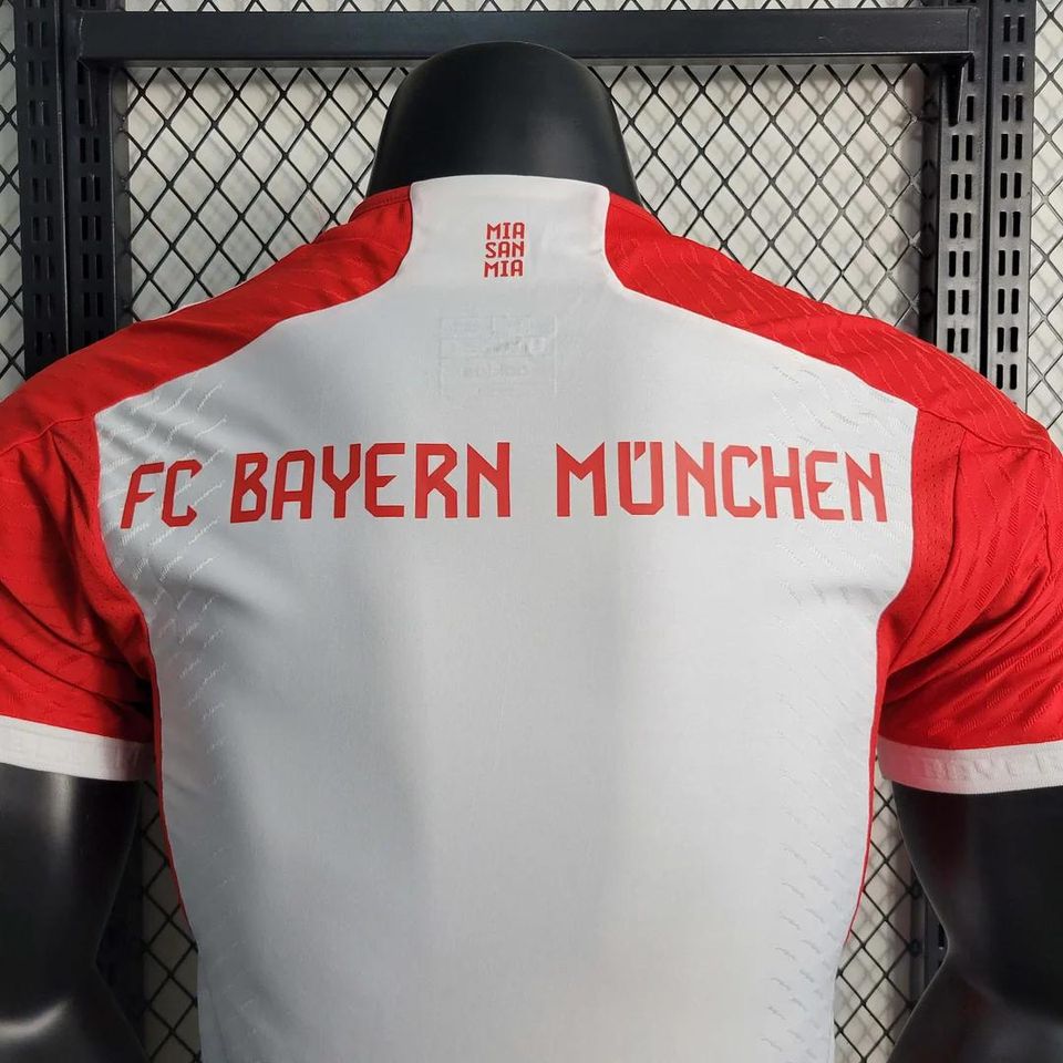 Fussballtrikot Bayern München Heim Weiß 2023/2024 in Berlin