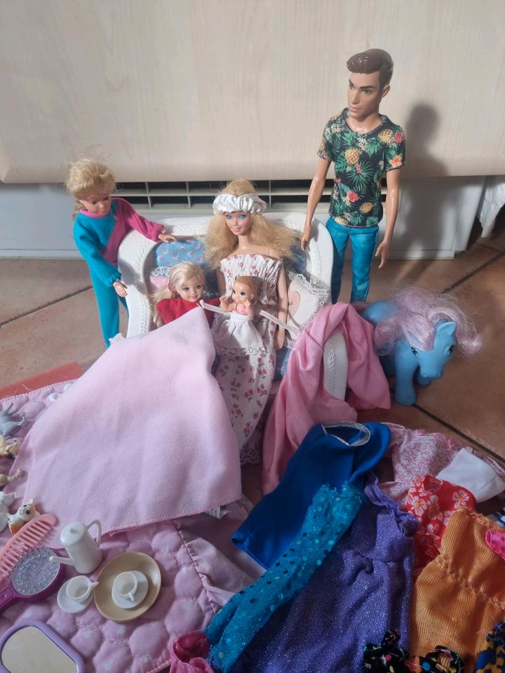 Barbie Familie mit Sofa und Kleidung in Scheeßel