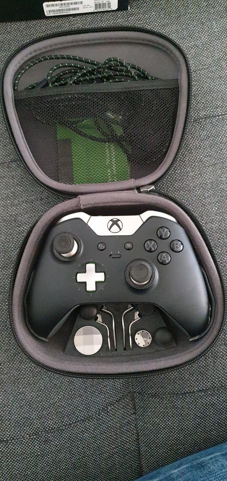 Xbox one Elite Controller V1 mit Tragetasche, OVP, Ladestation in Backnang