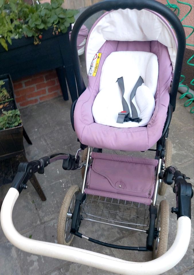 Kinderwagen mit viel Zubehör in Wettin-Löbejün