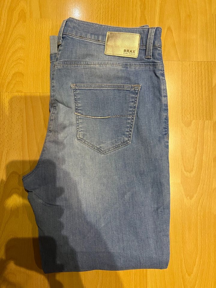 Schöne dünne Jeans von Brax in Gummersbach