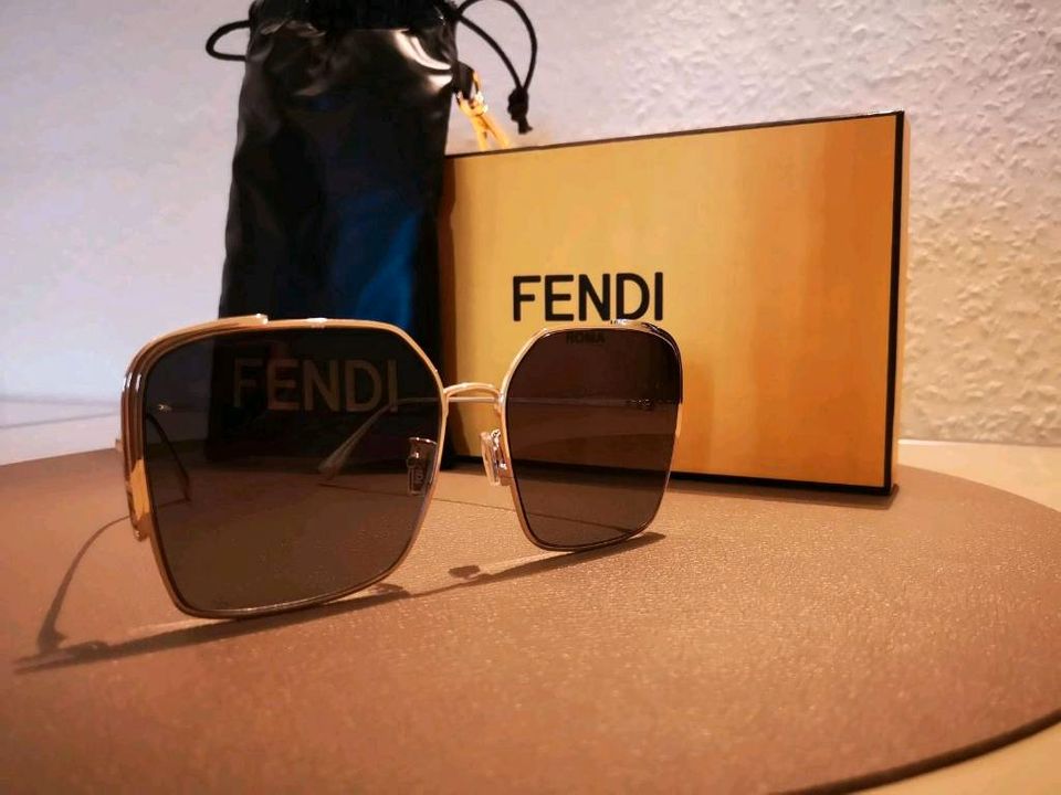 Fendi Sonnenbrille FE40038U Damen NP390€ in Backnang
