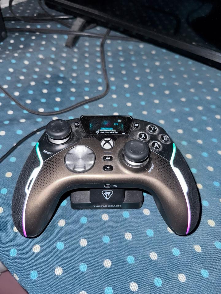 X Box Series x mit einem stealth Ultra Controller+ ladestation in Hamburg
