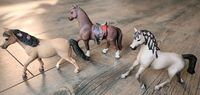 3 Schleich Pferde mit 1Sattel und Pferdedecke Thüringen - Nordhausen Vorschau