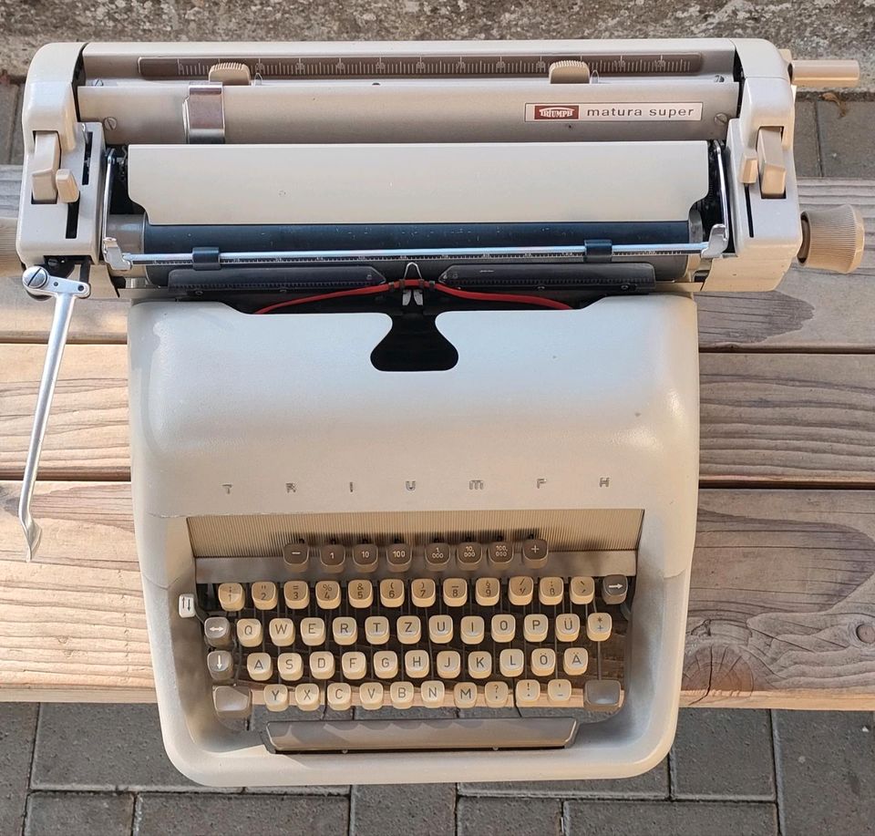 TRIUMPH alte Schreibmaschine in Breisach am Rhein  
