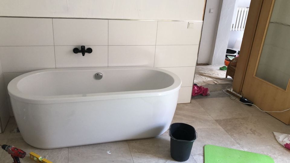 Freistehende Badewanne mit Wannenschürze in Aschersleben