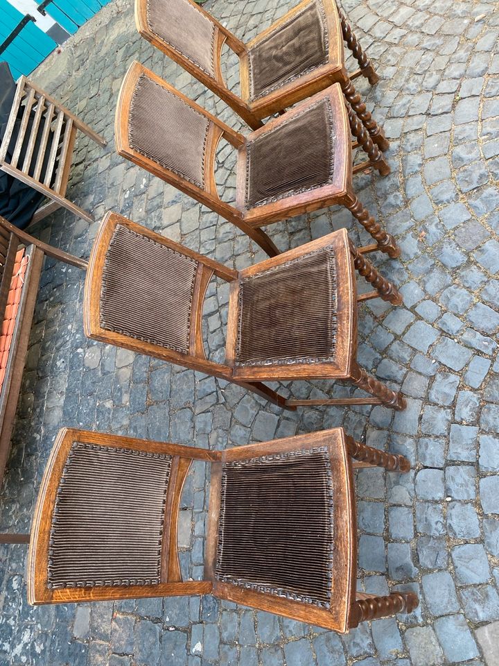 Antiker / Alter Holztisch mit 8 Stühlen in Allendorf
