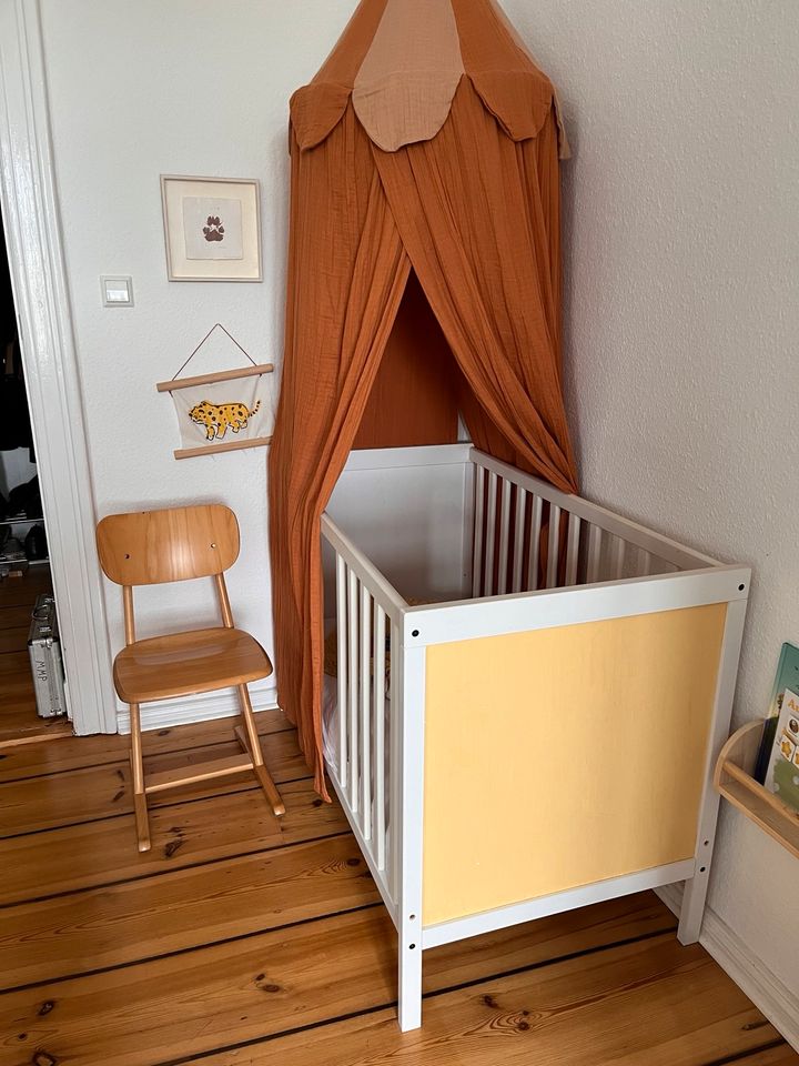 Weißes Ikea Babybett in Berlin