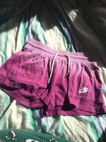 Shorts Sporthose kurze Hose lila rosa S 36 Nike Sachsen - Döbeln Vorschau