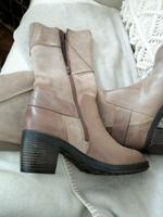 Hohe Wildleder Stiefel von Jana Gr. 39 hellbraun ungetragen Nordrhein-Westfalen - Bad Driburg Vorschau
