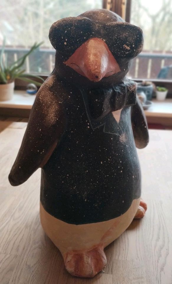 Pinguin Figur 47 cm hoch aus Pappmache, cool, Deko, Eyecatcher in Travenbrück