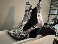 Zara Stiefeletten Cowboy Boots snake 37 Bayern - Würzburg Vorschau